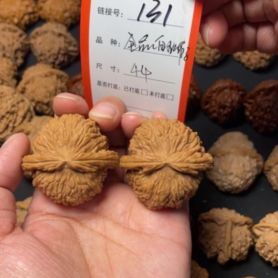 核桃核雕全品44尺白狮子