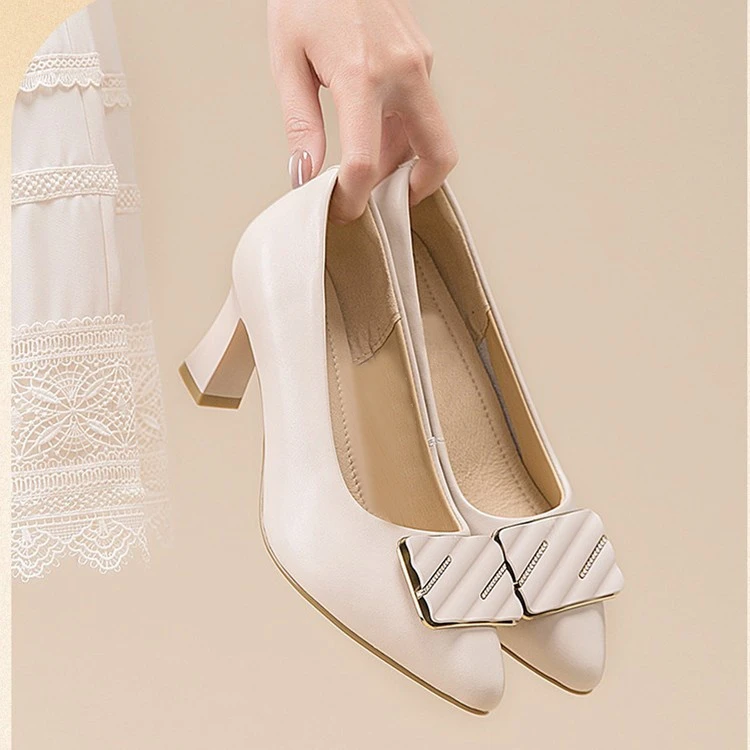 软皮粗跟单鞋女2025春秋季新款百搭浅口尖头中跟软底职业工作瓢鞋