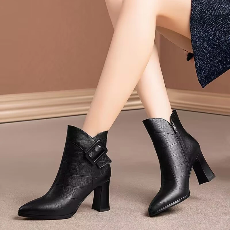 粗跟高跟短靴女2025秋冬新款软皮马丁靴女尖头女踝靴棕色加绒女靴