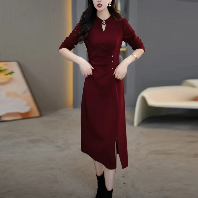 雪尼尔绒2024秋冬季新款气质高级感女装红色修身加厚打底连衣裙子