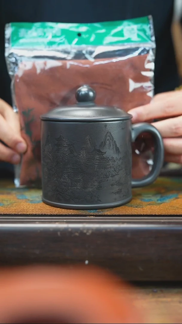 【闪购商品】紫砂茶杯11.9  玄铁石黄  山水盖杯