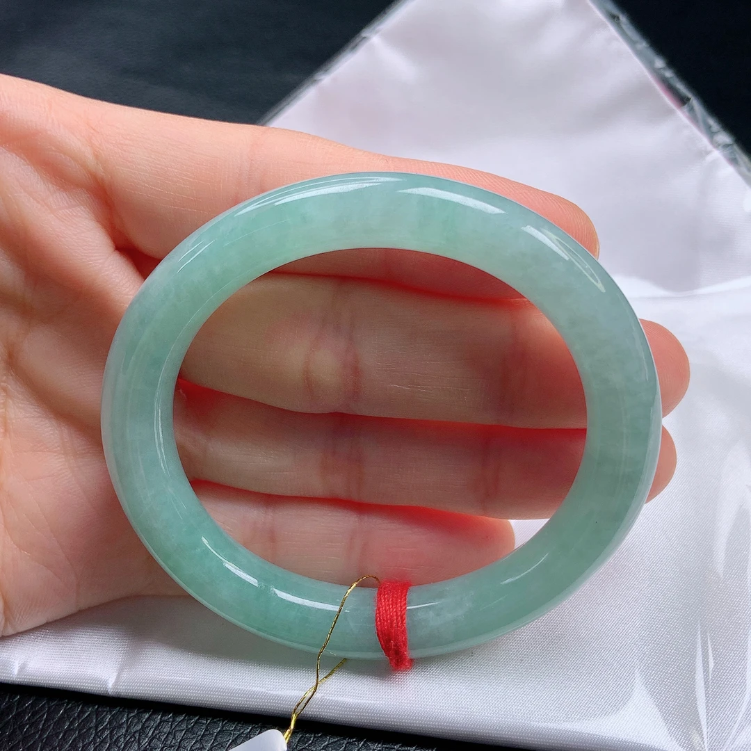 52圈缅甸天然a货翡翠((贵妃镯)冰种满绿清爽贵妃细条手镯
