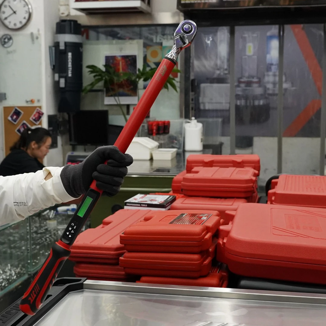 台湾JTC1473附角度数字型扭力扳手1/2″ 17-340Nm 长660mm