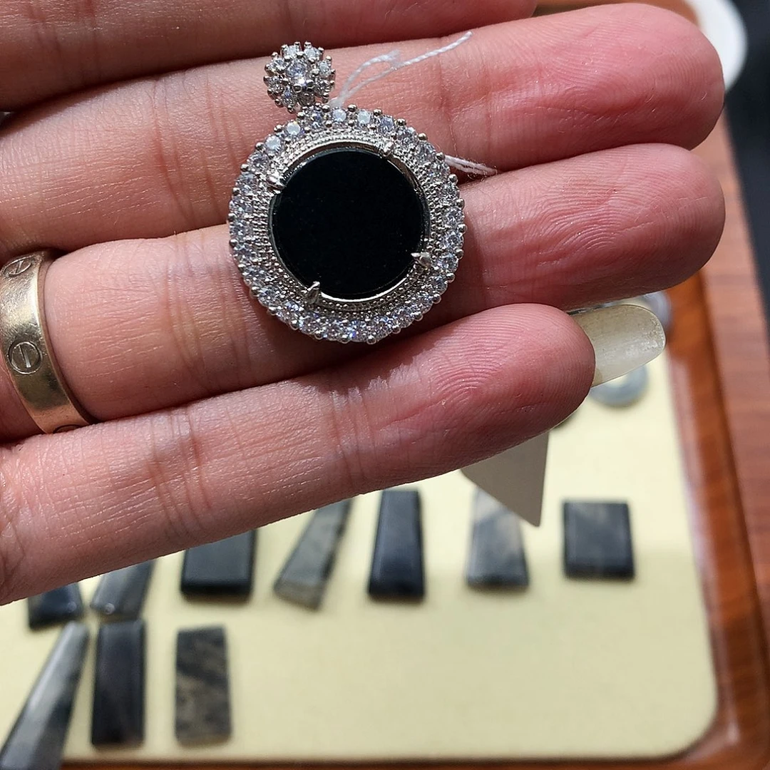 翡翠耳饰未镶嵌墨翠