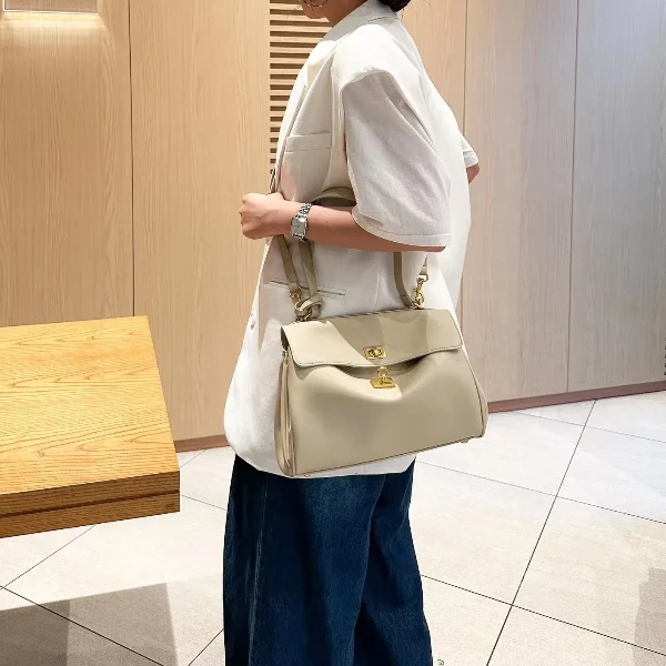 【佐伊甄选】QYX-9530-卡其轻奢女士时尚气质复古小众腋下斜跨包