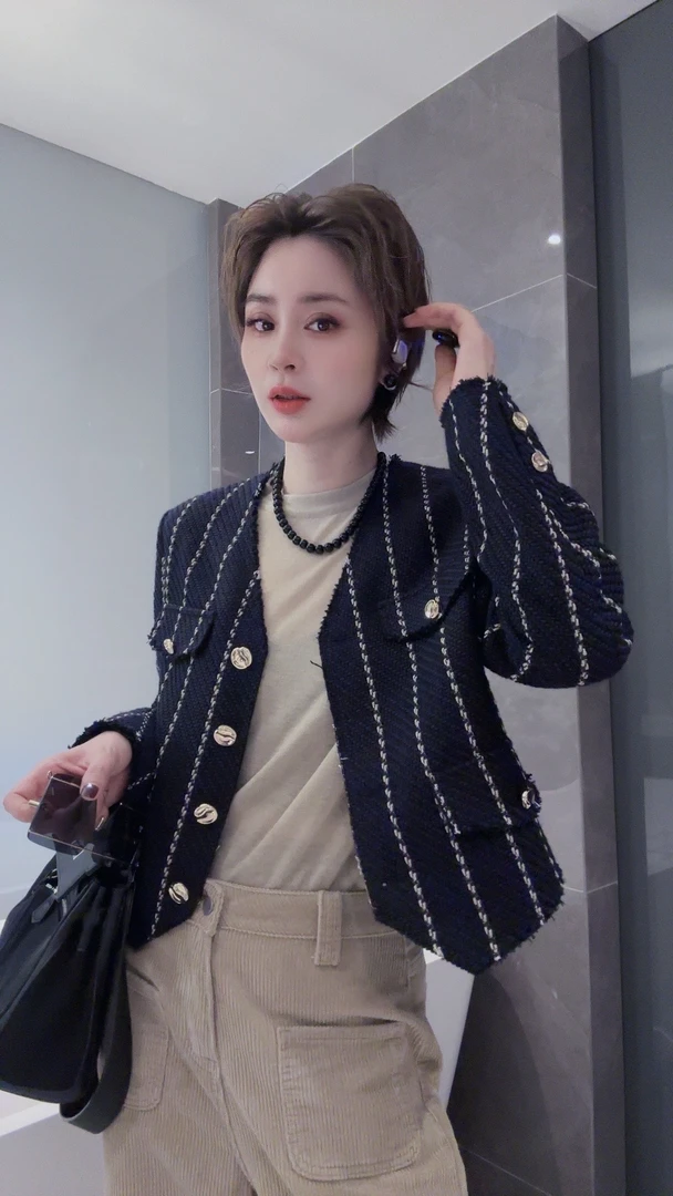 范爷FANYE新款高级感竖条短外套23Q10