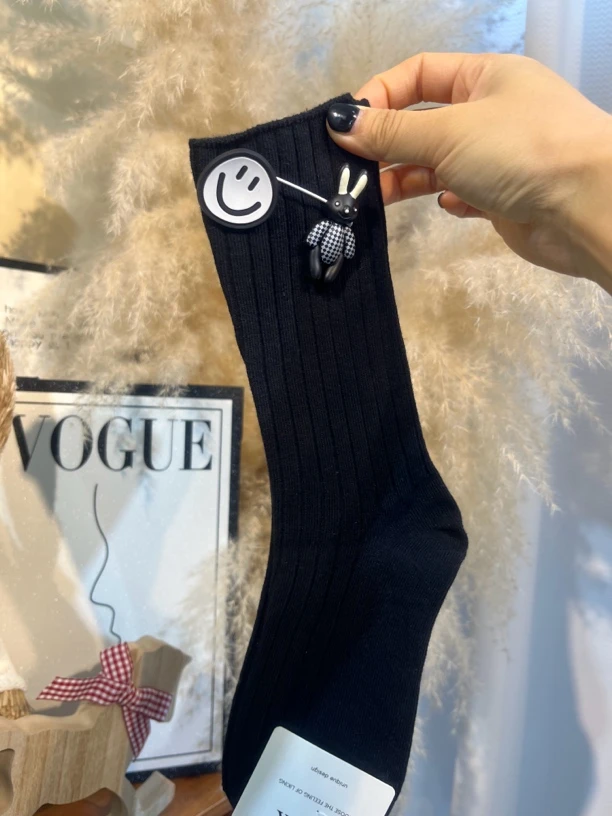 高级饰品小兔子笑脸别针个性外穿潮流女中高筒袜