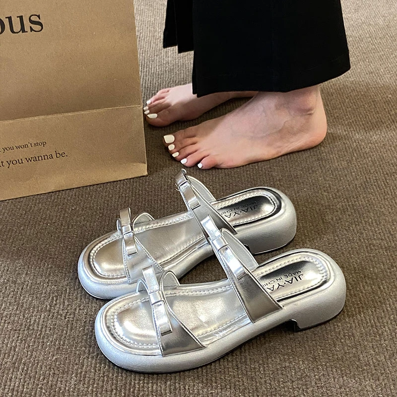 银色小凉拖鞋外穿仙女鞋子2024年夏季新款粗跟蝴蝶结法式气质凉鞋