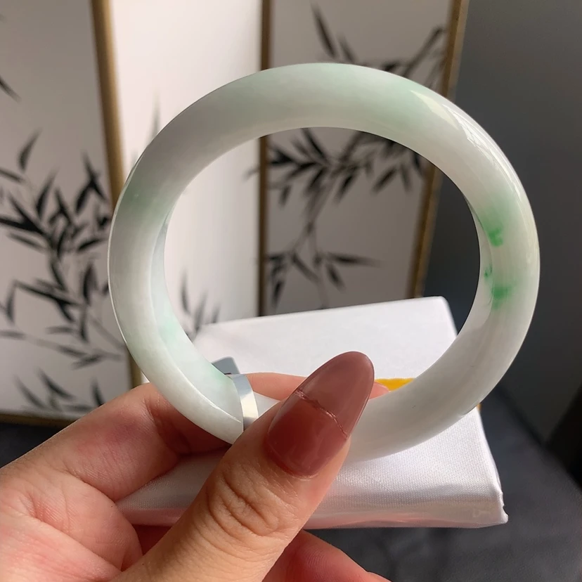 缅甸A货翡翠手镯56.3正圈，细腻，起胶，飘色