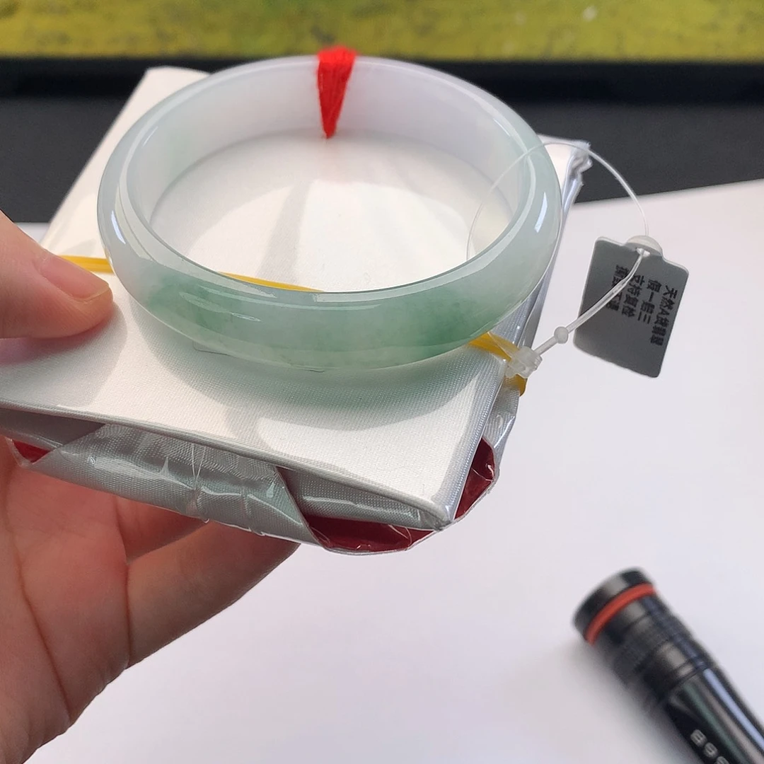 翡翠手镯未镶嵌贵妃