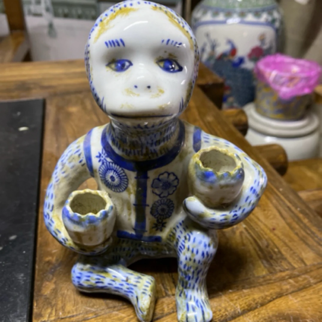 陶瓷青花手绘小猴子博古架摆件！尺寸：高20厘米宽15厘米