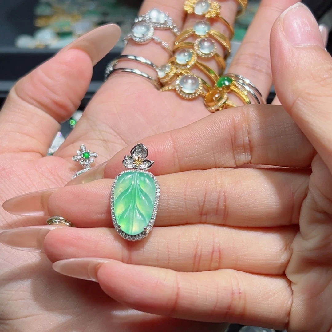 翡翠颈饰18K金镶嵌➖700