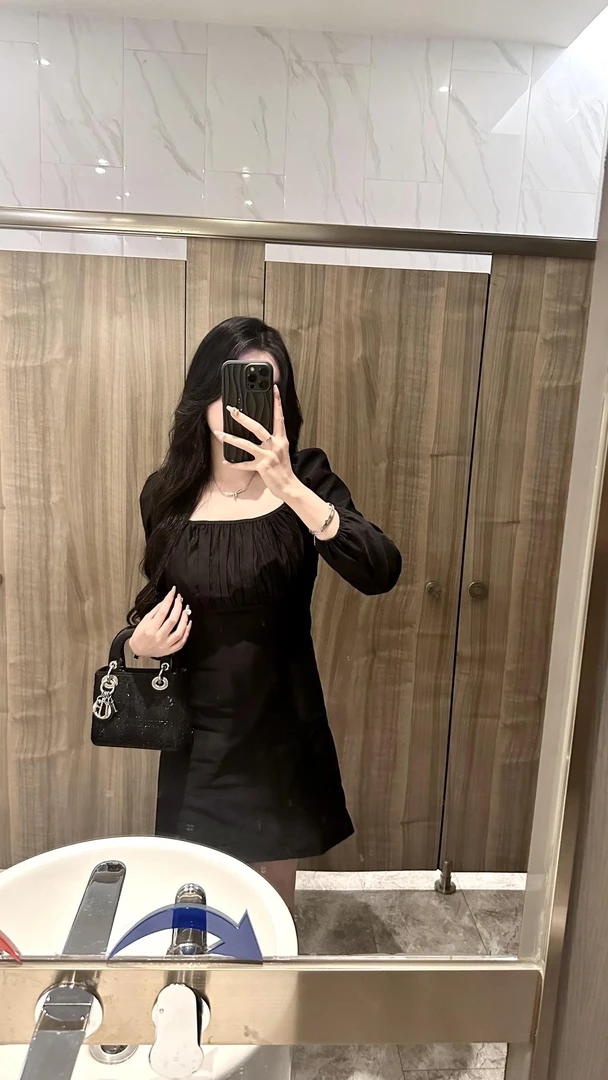 2024秋季小个子高级感气质方领法式小黑短裙显瘦收腰泡泡袖连衣裙