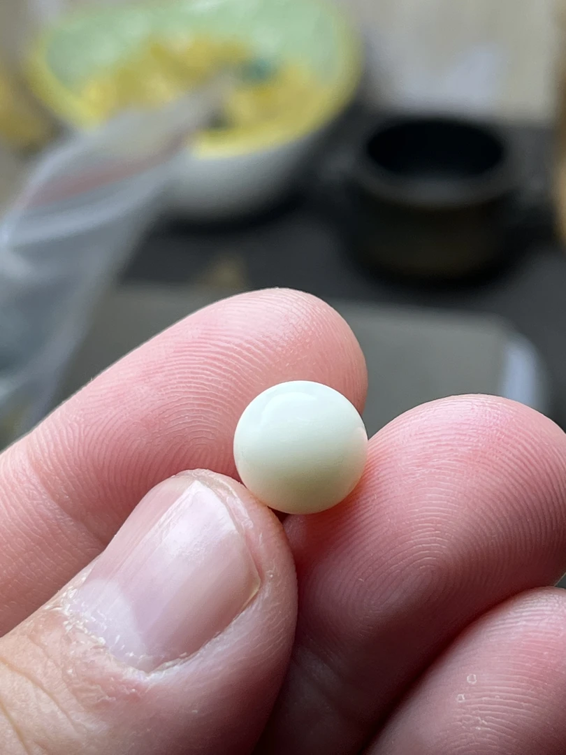 和田玉白玉圆珠直径9-10 mm之间