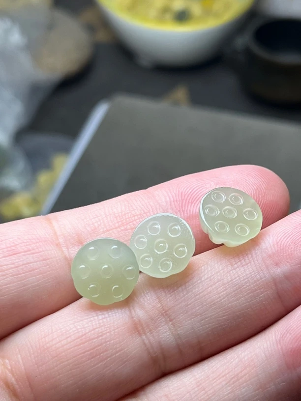 和田玉手工雕刻莲蓬直径11.8×8.2mm