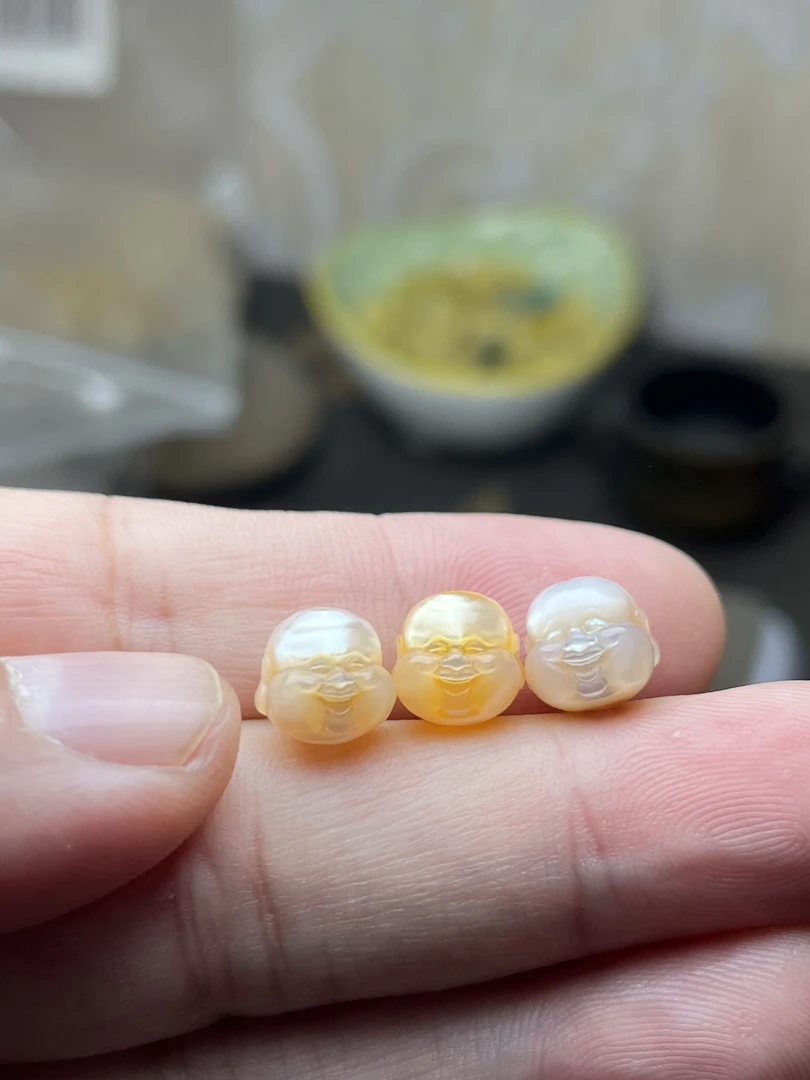 手工雕刻珍珠弥勒佛直径9-10mm之间多样发一颗