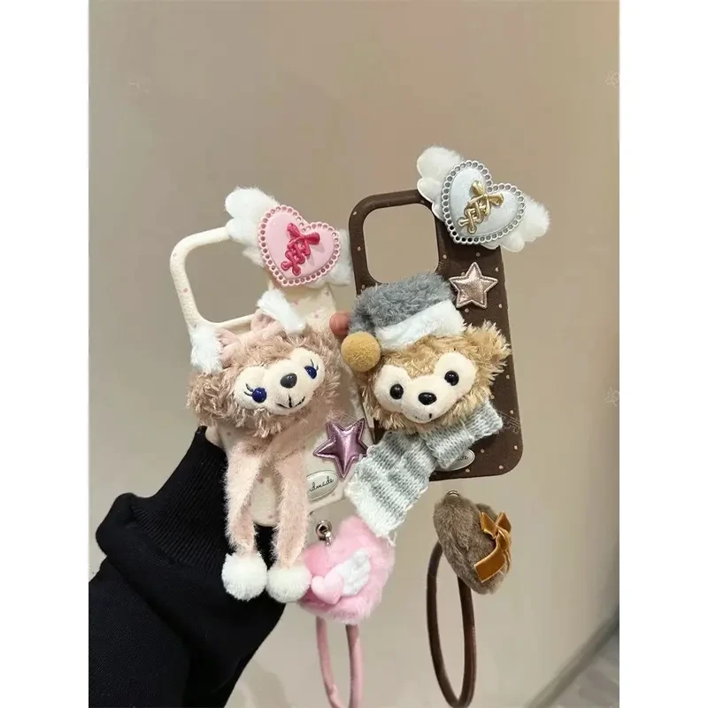 毛绒围巾达菲熊雪莉玫适用苹果16Proma手机壳iPhone15情侣14/13