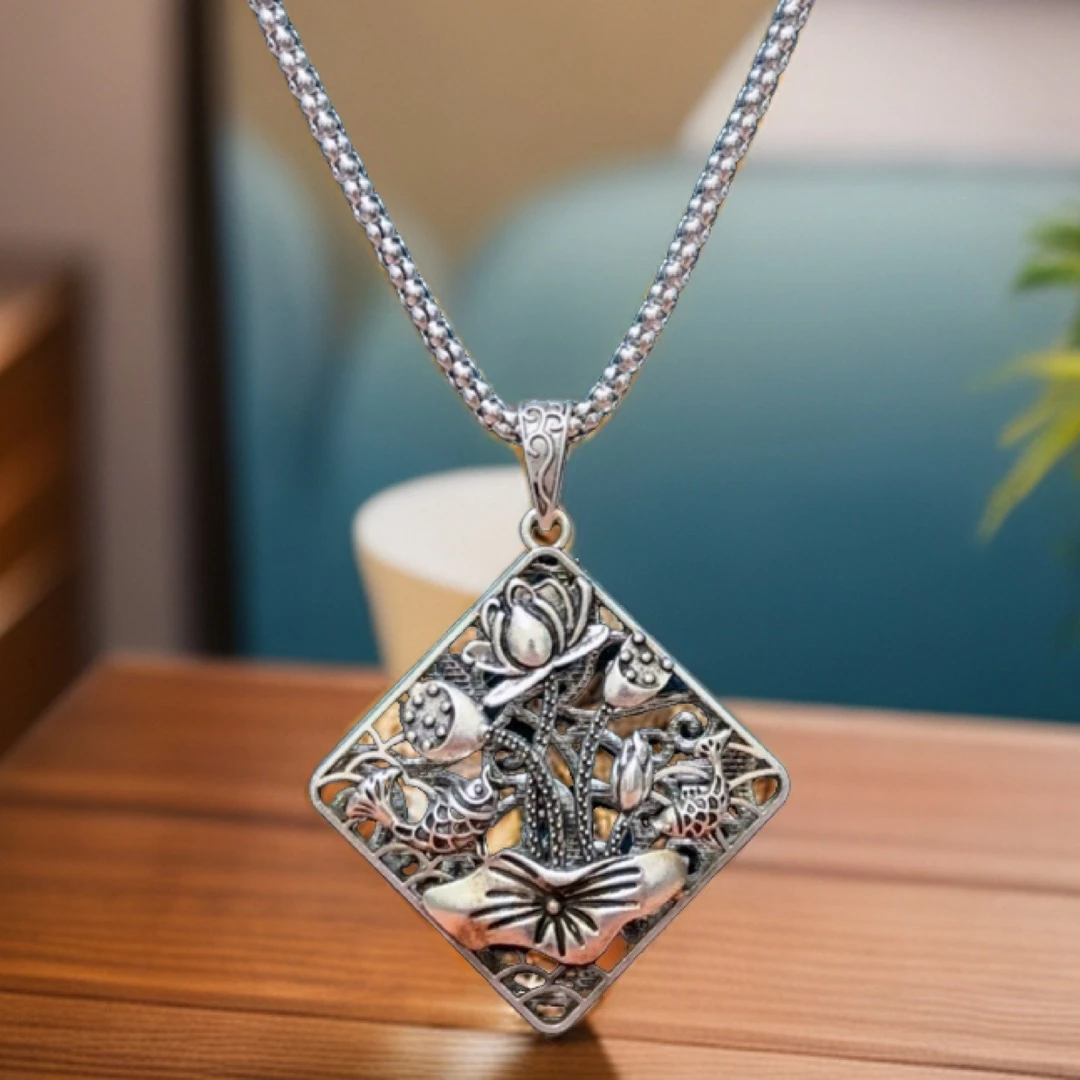 吊坠 4 好运连连镂空毛衣链 链子周长70厘米吊坠直径5厘米左右