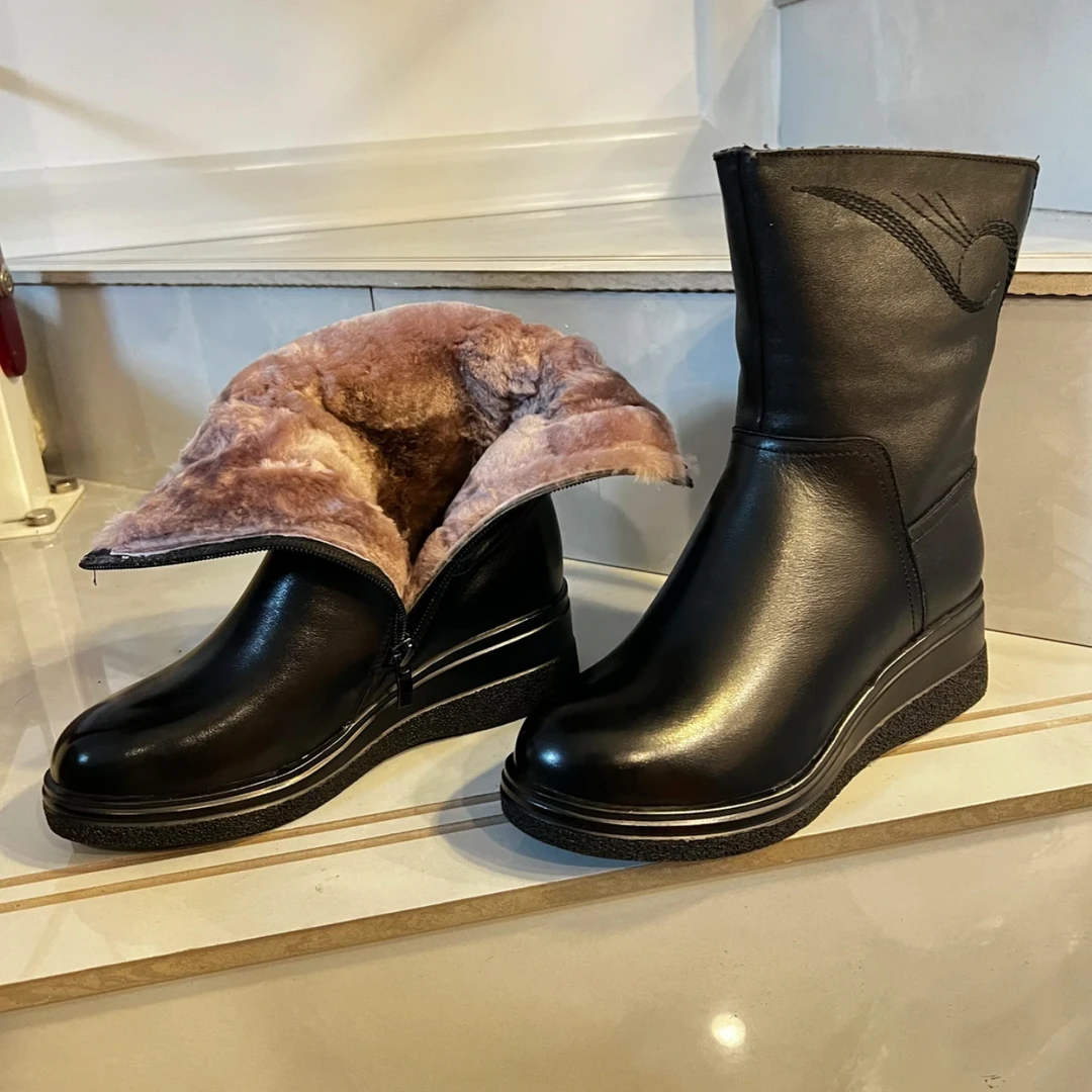 冬季保暖羊羔毛中筒靴加绒妈妈棉鞋女士真皮防滑软皮女式粗跟加厚