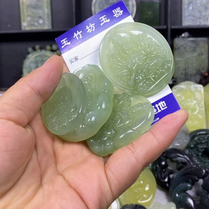 【闪购商品】蛇纹石玉颈饰未镶嵌悟**图