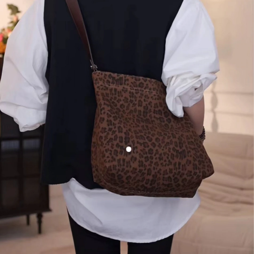 老板娘精选【豹纹包包】长28cm高26cm宽12cm超有感觉的一个包包