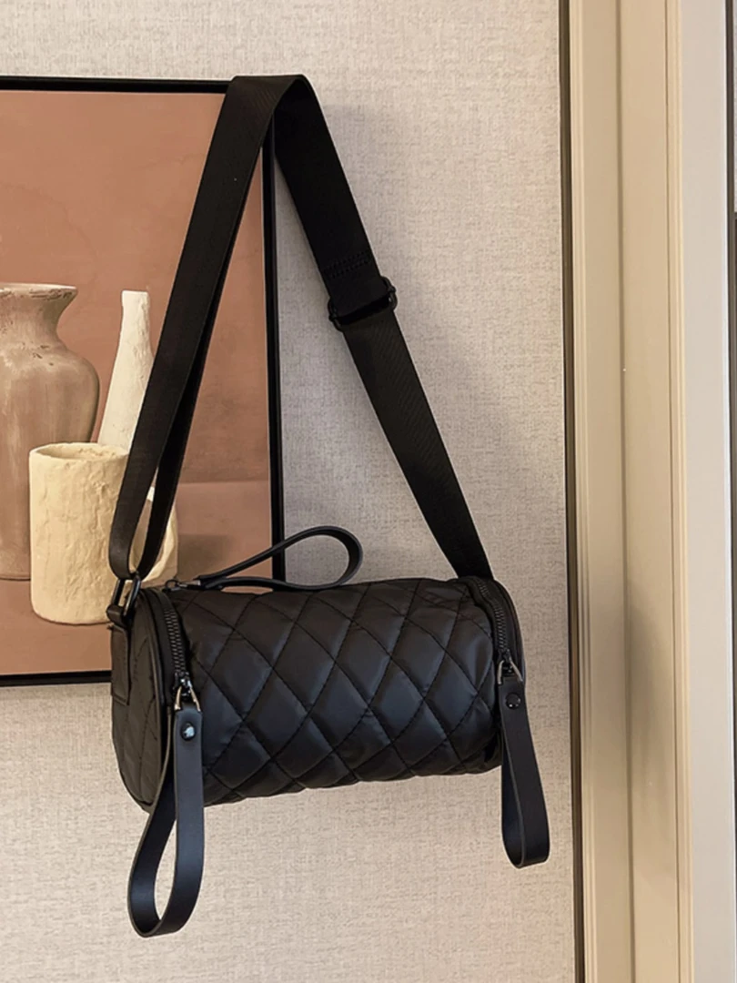 菱格圆筒包女斜挎2024新款洋气百搭水桶休闲包牛津布单肩小包爆款