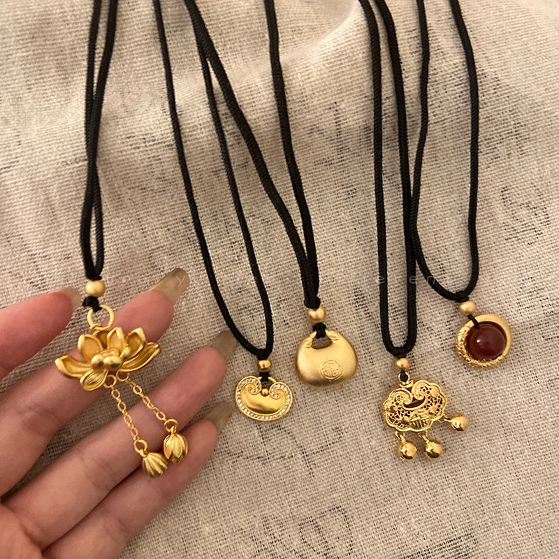 新中式平安锁莲花黑绳项链女简约气质高级毛衣百搭秋冬项链不掉色
