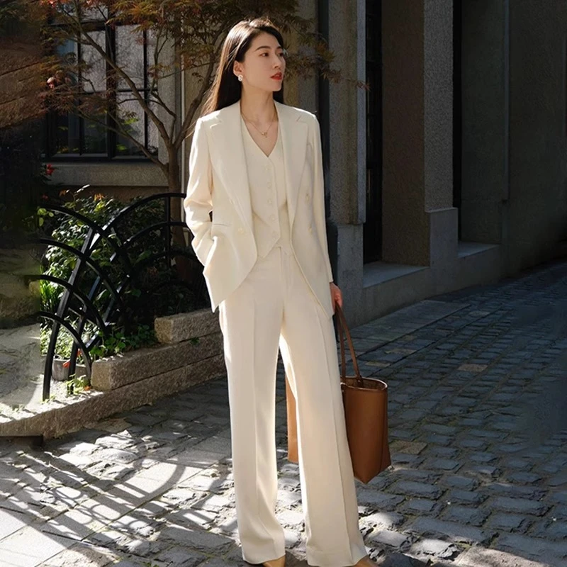 气质干练又A又飒套装白色职业套装女休闲显瘦西装马甲长裤三件套