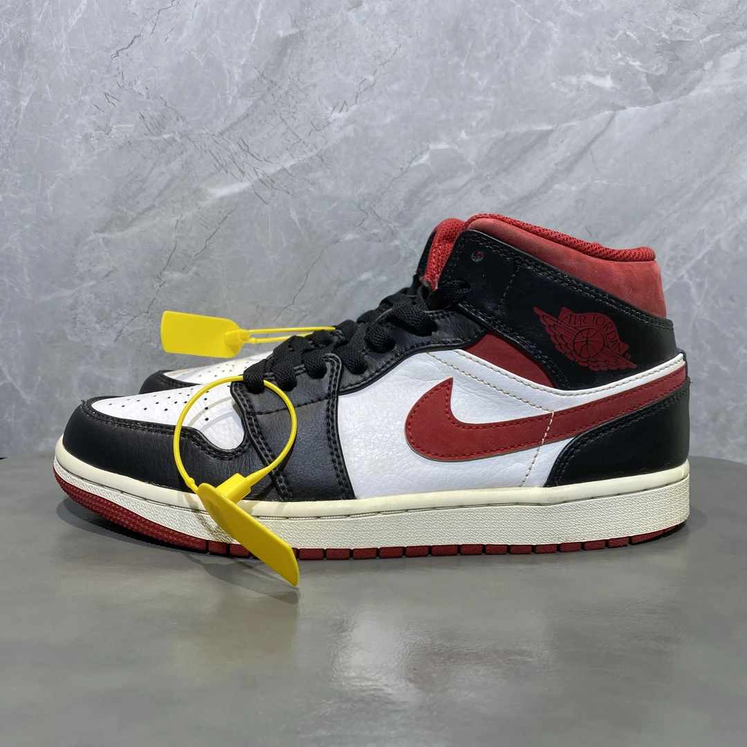 40.5码 AJ1 白黑红 中帮复古篮球鞋