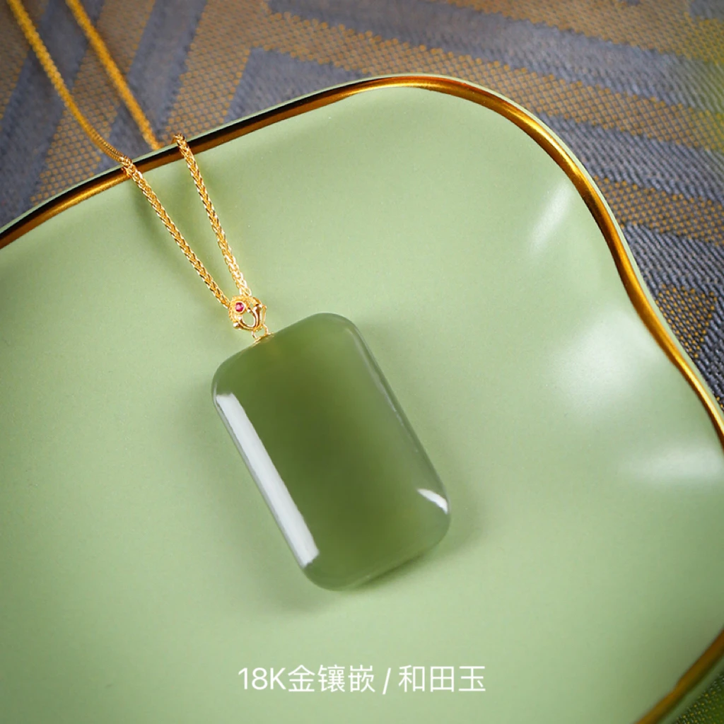 18K金镶嵌和田玉青玉平安无事牌女款多样性发其一