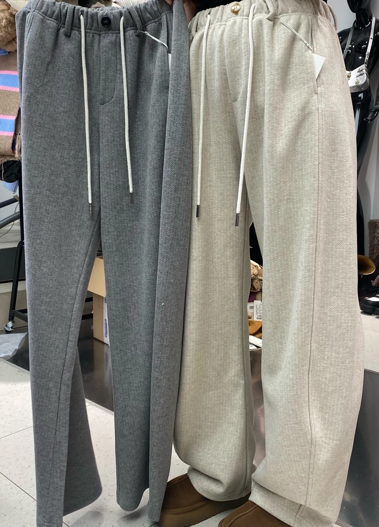 CAYLA 24秋冬 暗纹爽滑弯刀裤-999