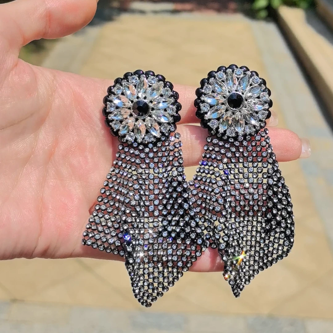 铜合金合成锆石耳饰 [伊琳饰品]黑白满钻锆锆花头软编制耳饰气质