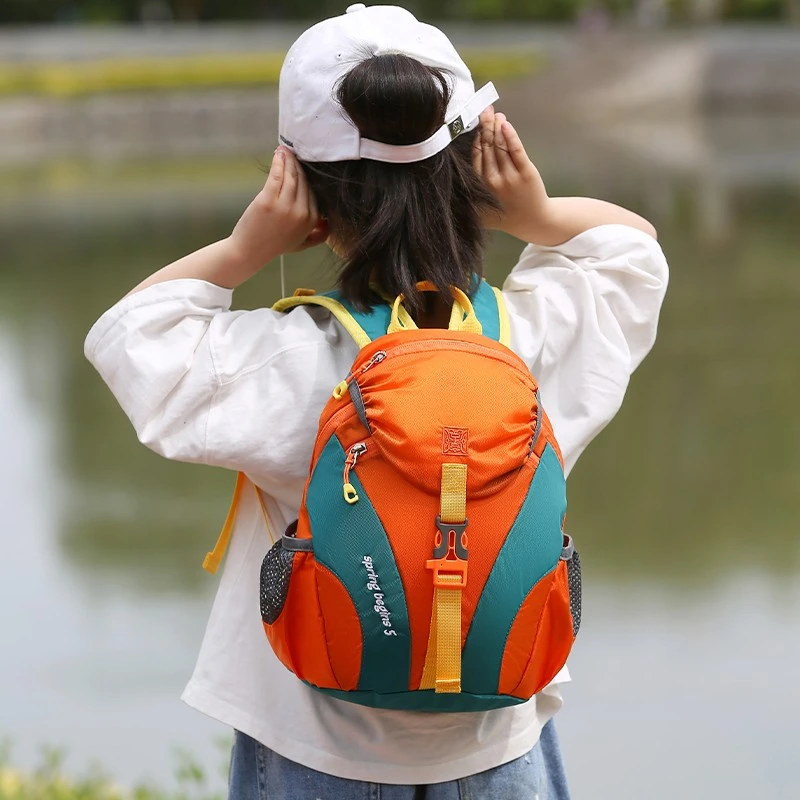 户外儿童双肩包女超轻便大容量休闲登山包小学生旅行春游小背包男