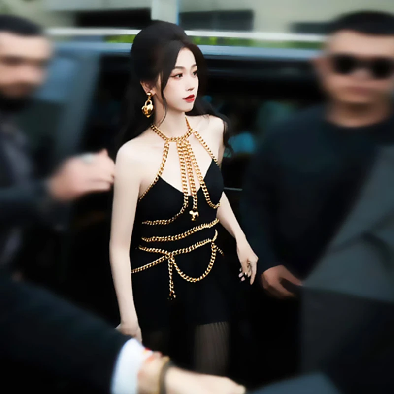 南油走秀高定2023秋冬新款虞书欣同款黑色链条复古挂脖吊带长裙女