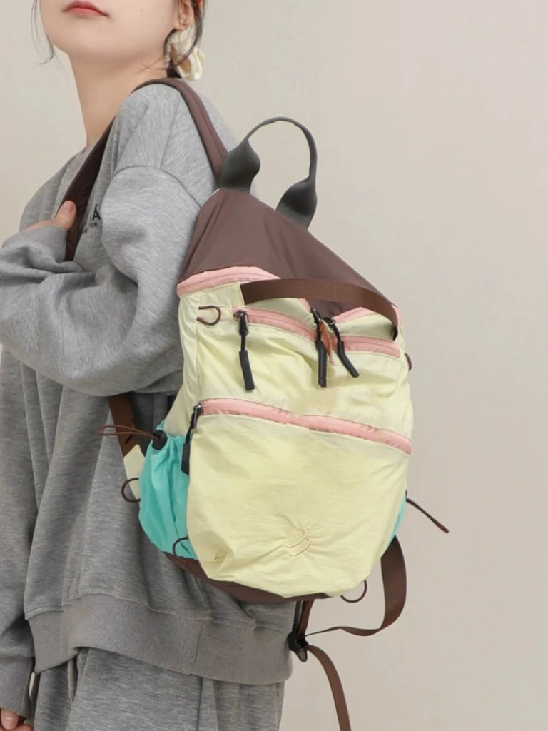 户外撞色双肩包2024新款休闲登山包轻便防水旅行包轻薄小背包书包