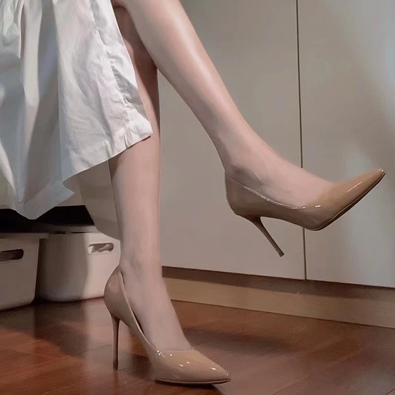 裸色高跟鞋女尖头2025年新款气质白色春秋床上漆皮黑色单鞋细跟夏