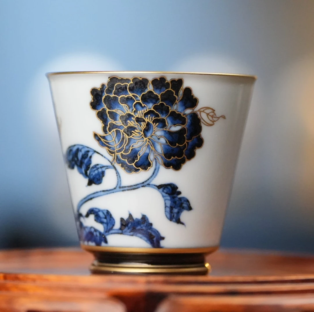 华隐堂.玄色青花描金芍药直口杯