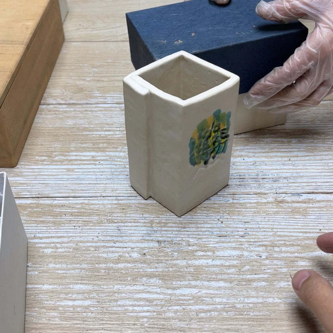 瓷片自**者密密麻麻地排列着一个