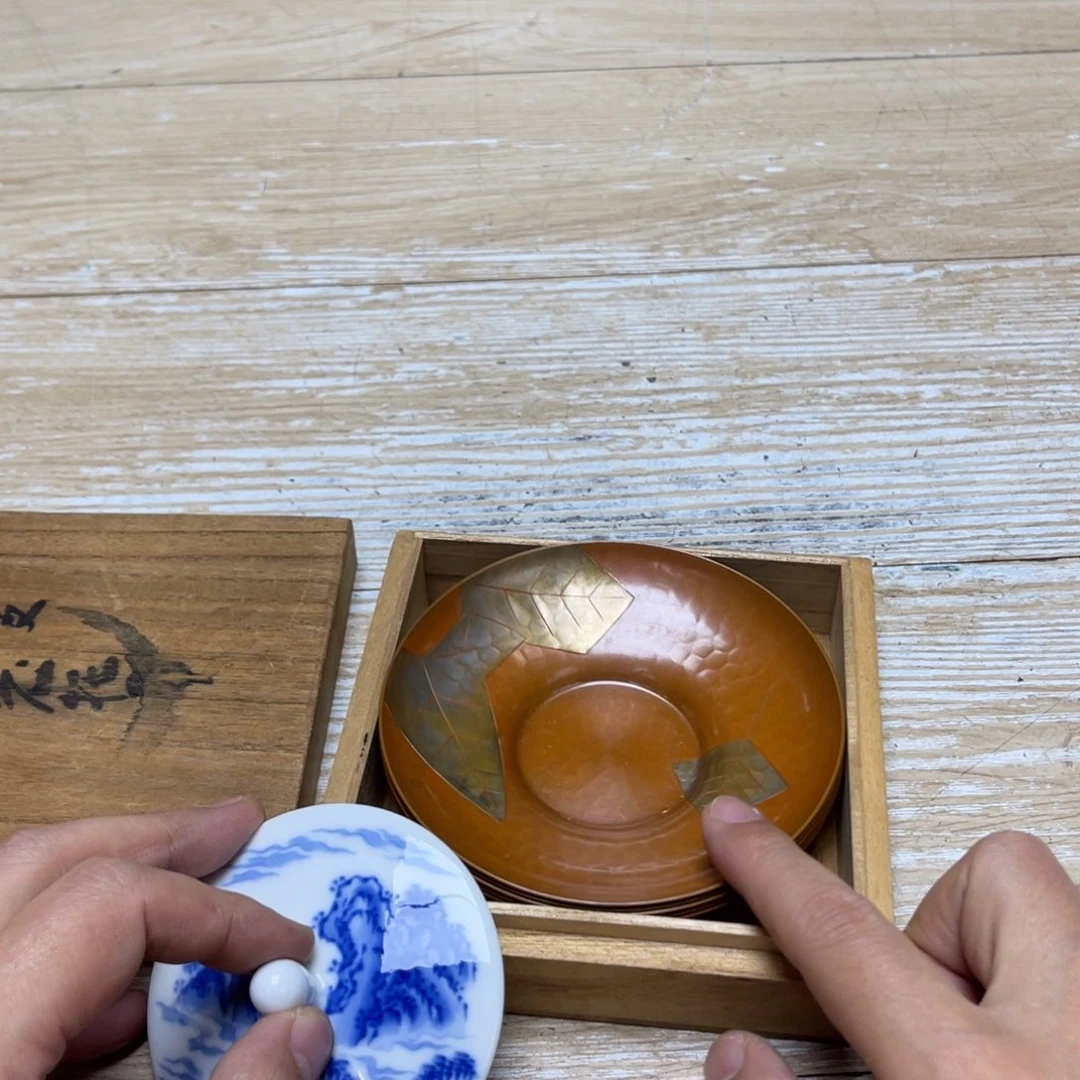 瓷片密密麻麻地排列着