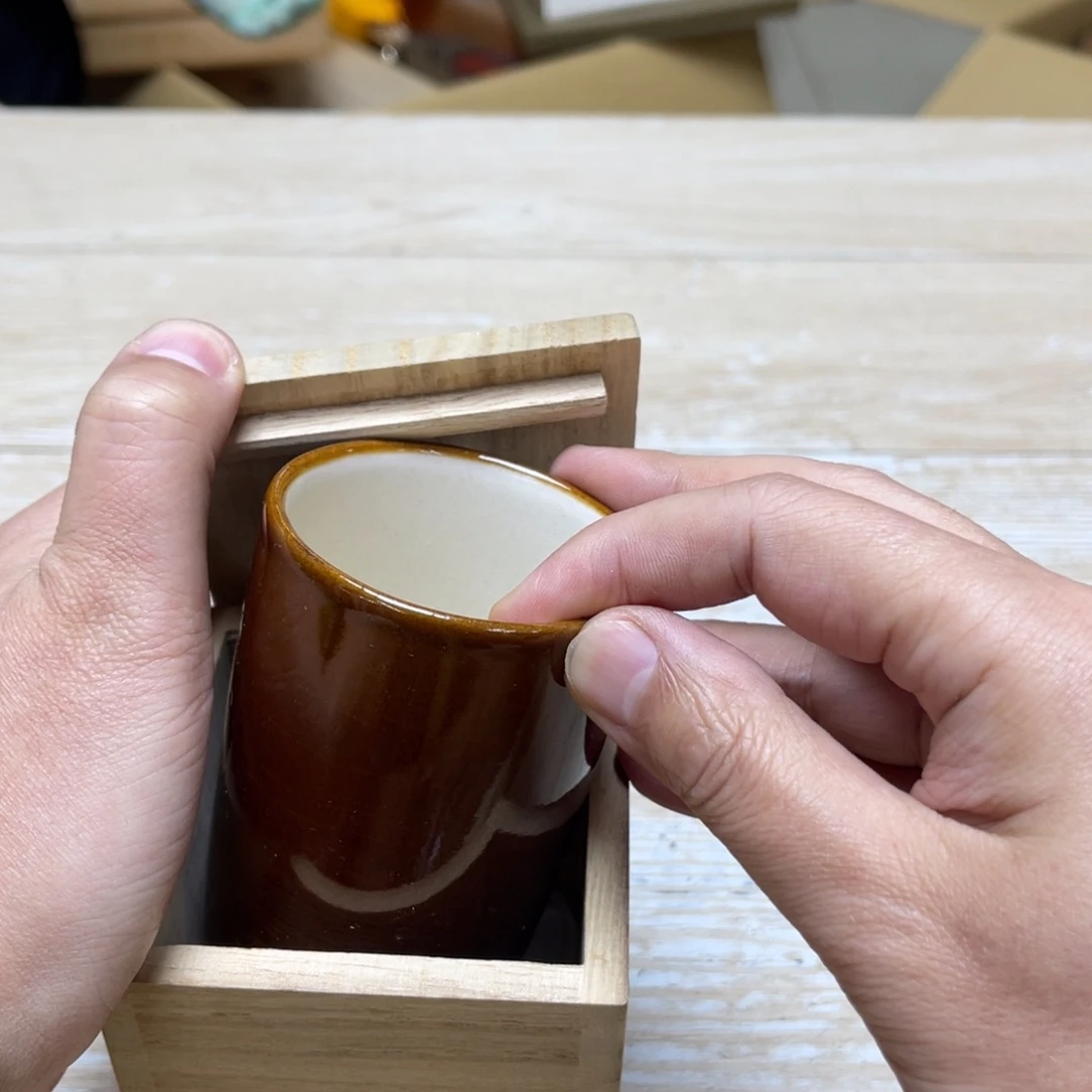 瓷片南**夷密密麻麻地排列着一个