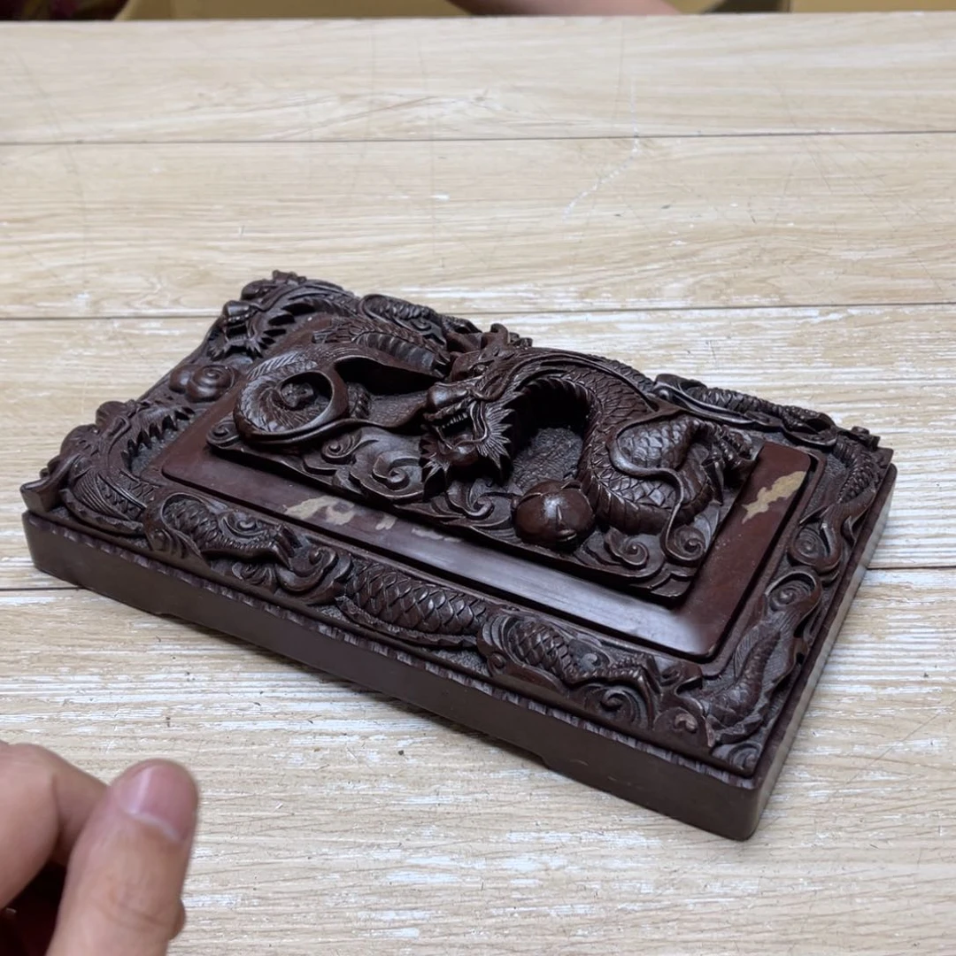 瓷片問*密密麻麻地排列着