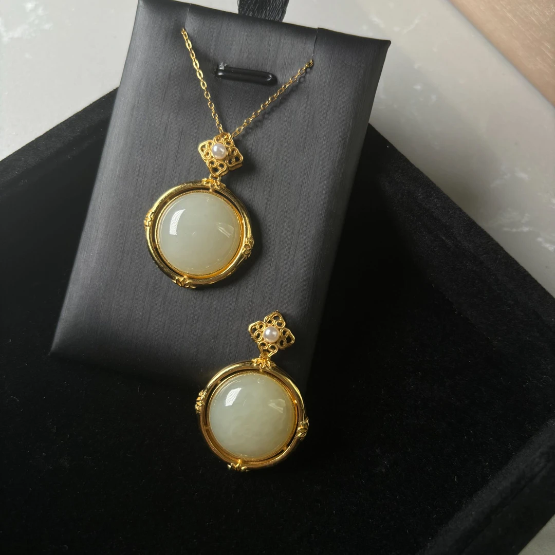 天然和田玉包边圆牌吊坠约23*22*6mm 简约精美镶嵌s925银