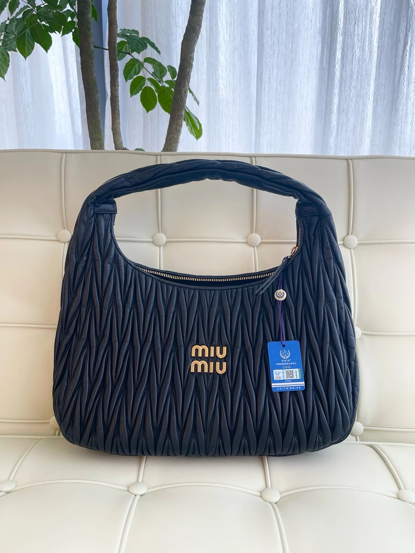 99新 MIU MIU/缪缪 116378 miumiu超大号wander黑色手提包腋下包