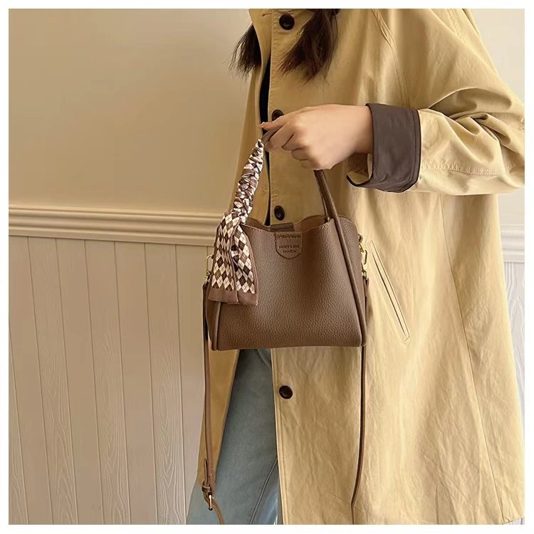 2024 新款潮高级感手拎包单肩包斜挂包通勤风水桶包轻奢小众简约