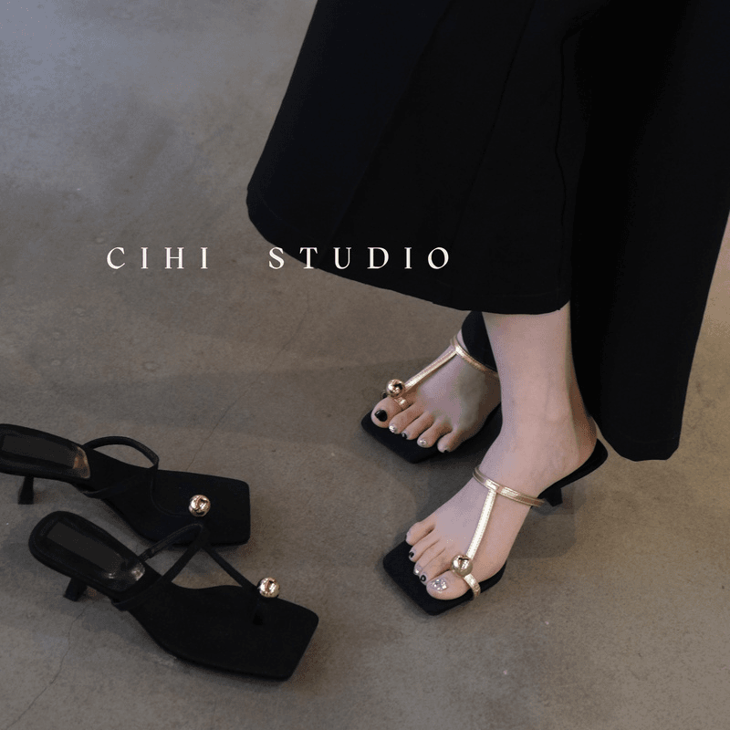 cihi 2-534-念几千春-黑金银套趾设计感一字带细猫高跟凉鞋！！