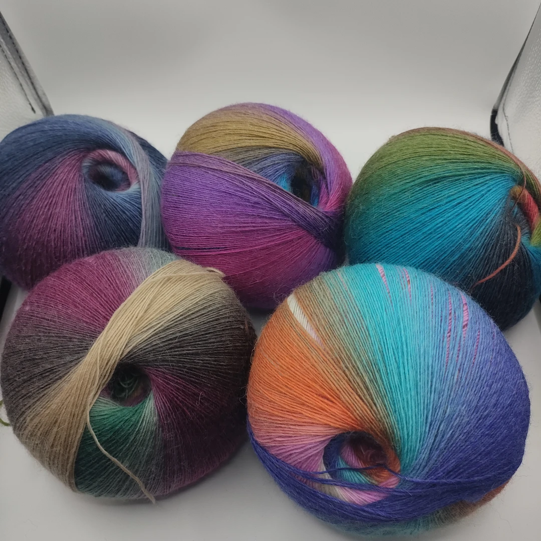 手工编织4两团彩虹魔球段染线细线手编