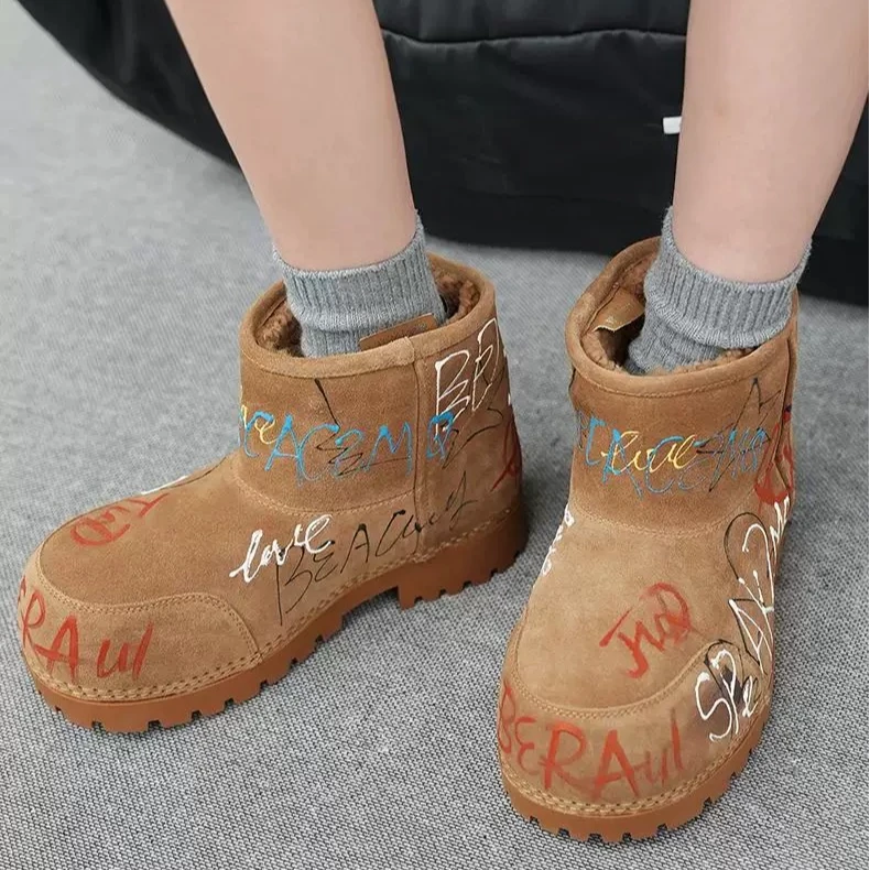 冬季新款米奇头涂鸦雪地靴女皮毛一体保暖厚底欧货大棉短靴子