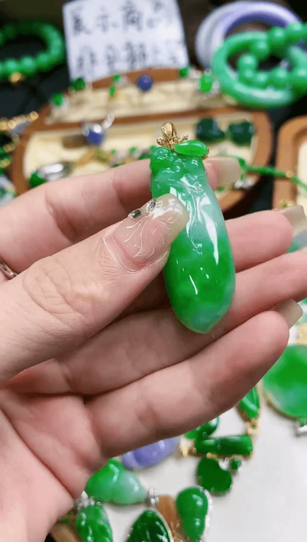 【闪购商品】翡翠颈饰18K金镶嵌瓜