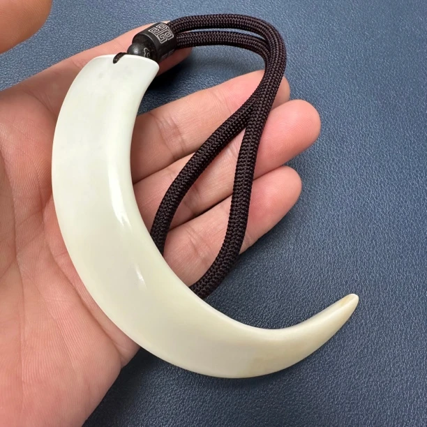 猪牙手工打磨手把件家居饰品摆件