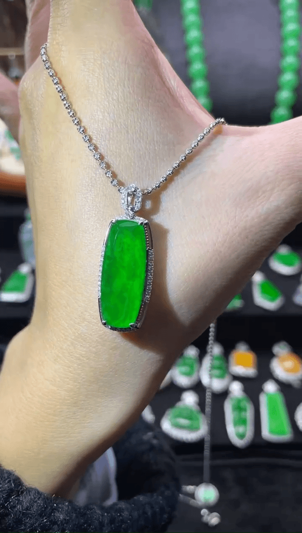 【闪购商品】翡翠吊坠18K金镶嵌高冰辣绿无事牌